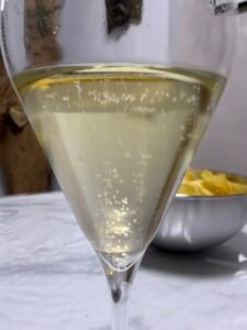 Verre cava Segura Viudas bulles fines effervescent jaune pâle