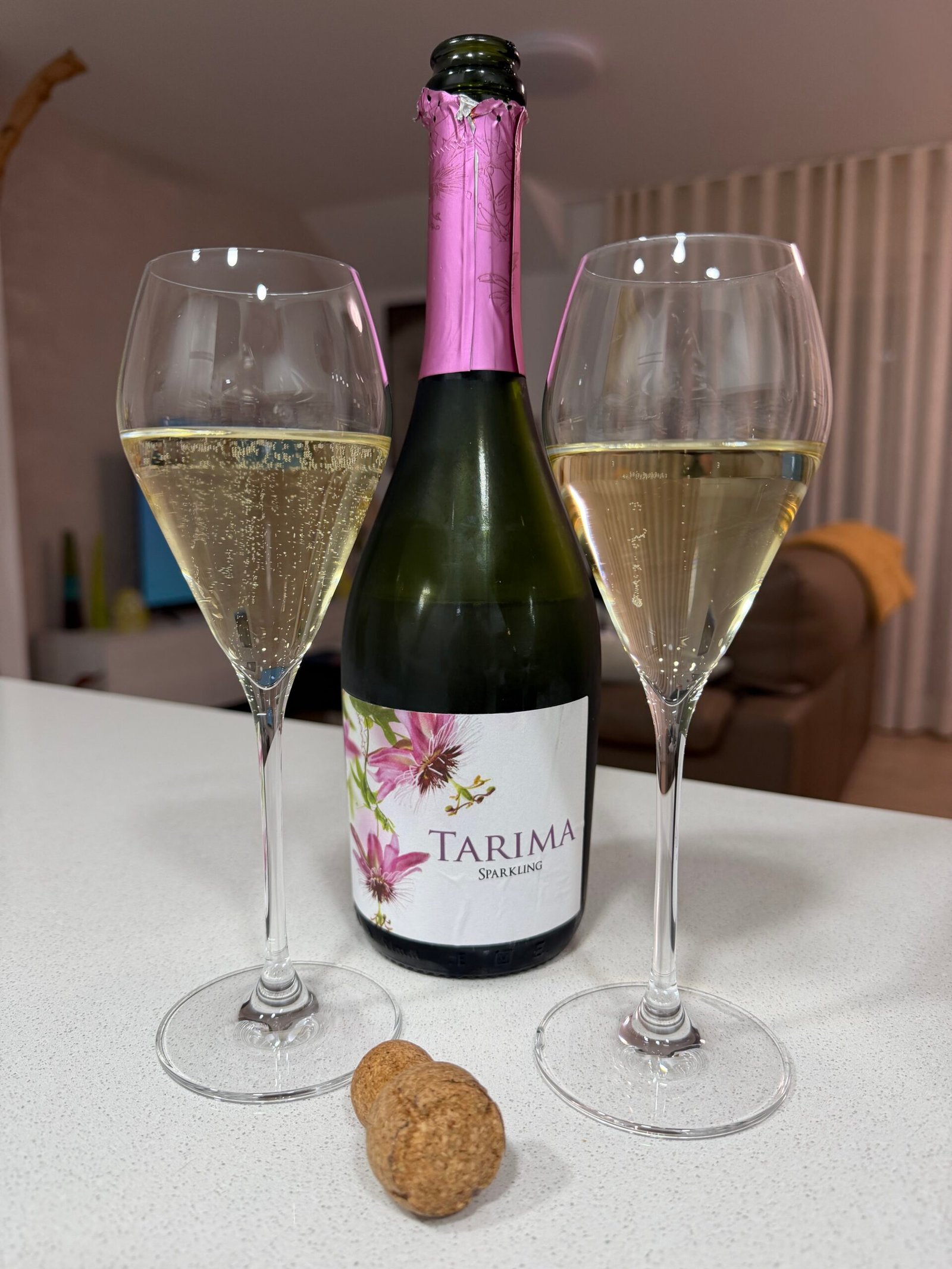Bouteille de Tarima Sparkling DO Alicante avec deux flûtes remplies