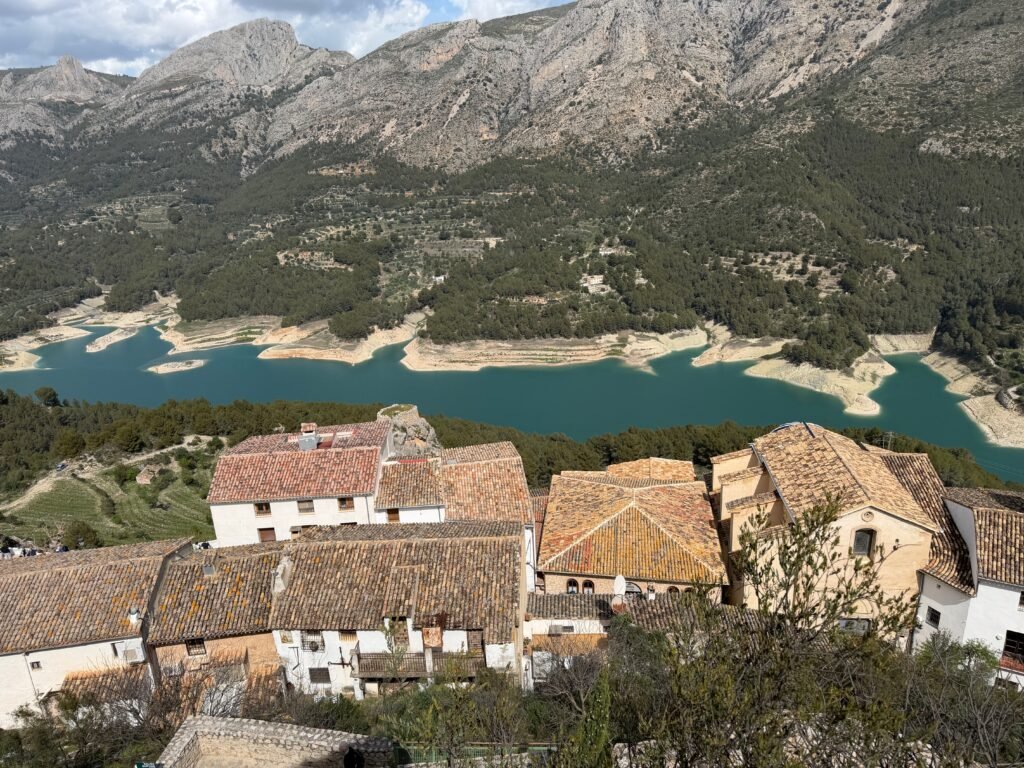 Guadalest, vue du sommet avec le lac en contre bas  — Costa Blanca, Espagne