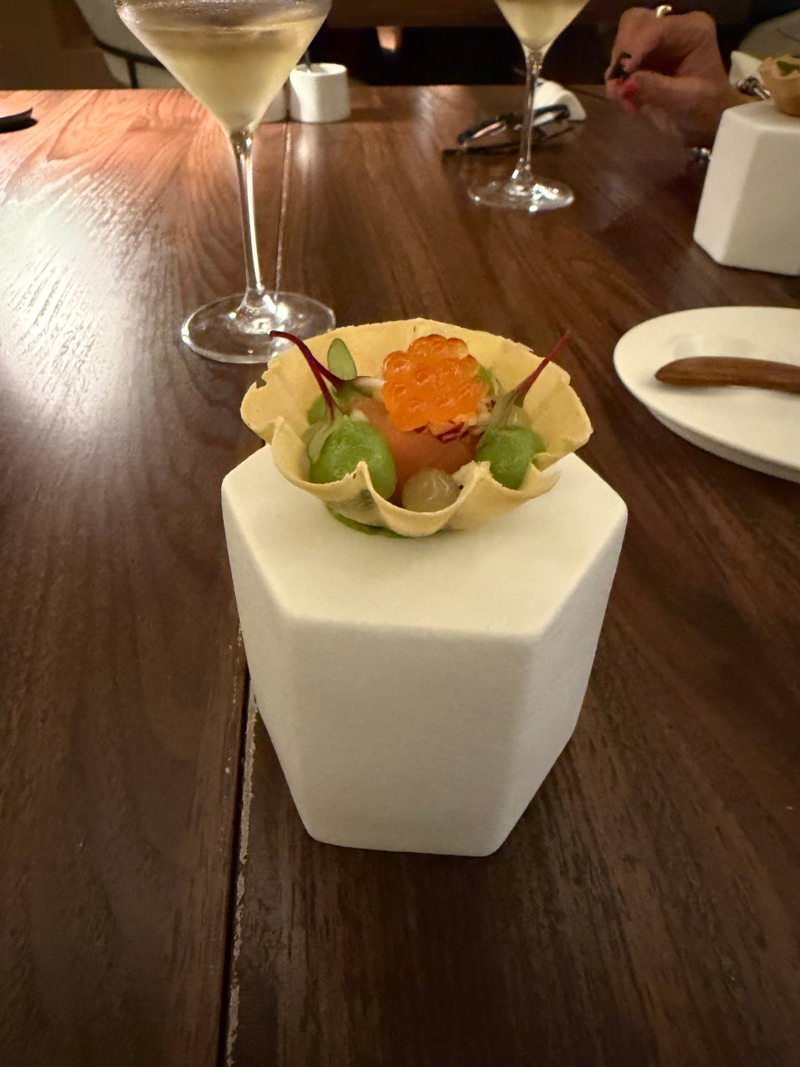 Amuse-bouche créatif du chef Loucas Mengal au Punto Amor Campoamor