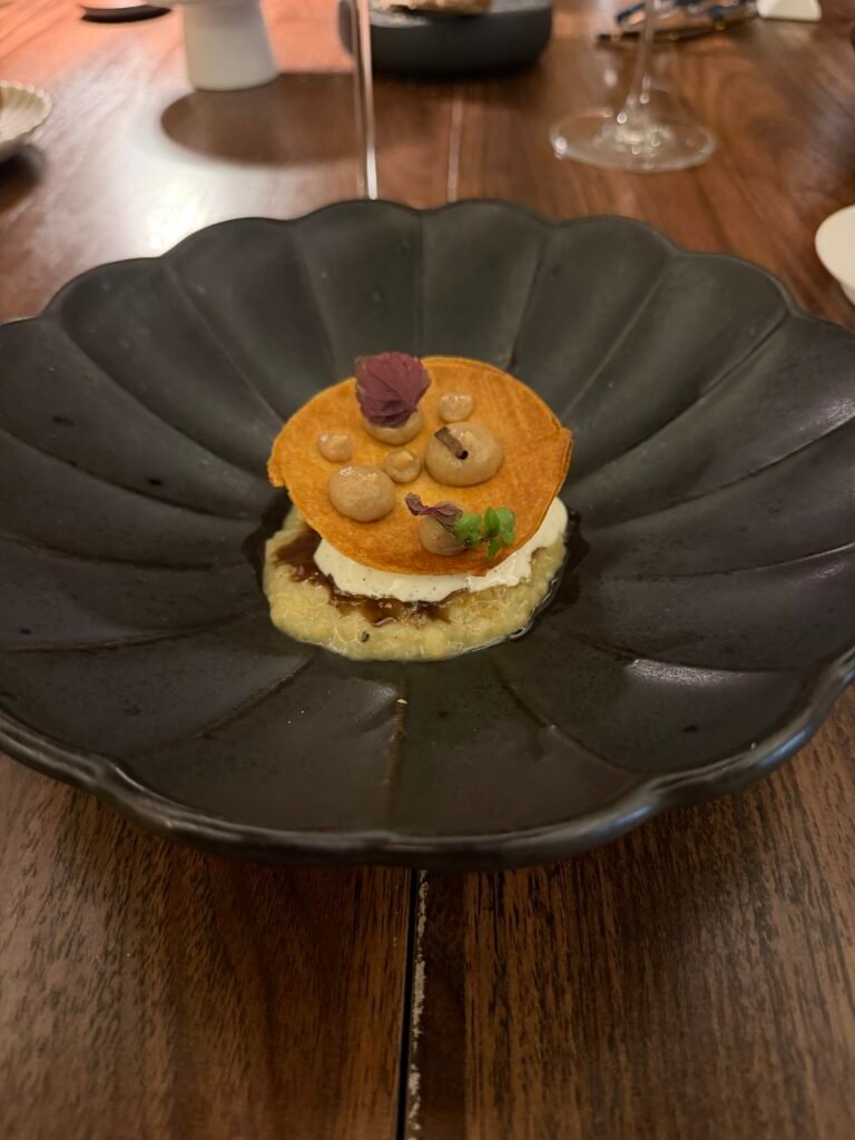 Plat créatif du menu 7 services par le chef Loucas Mengal