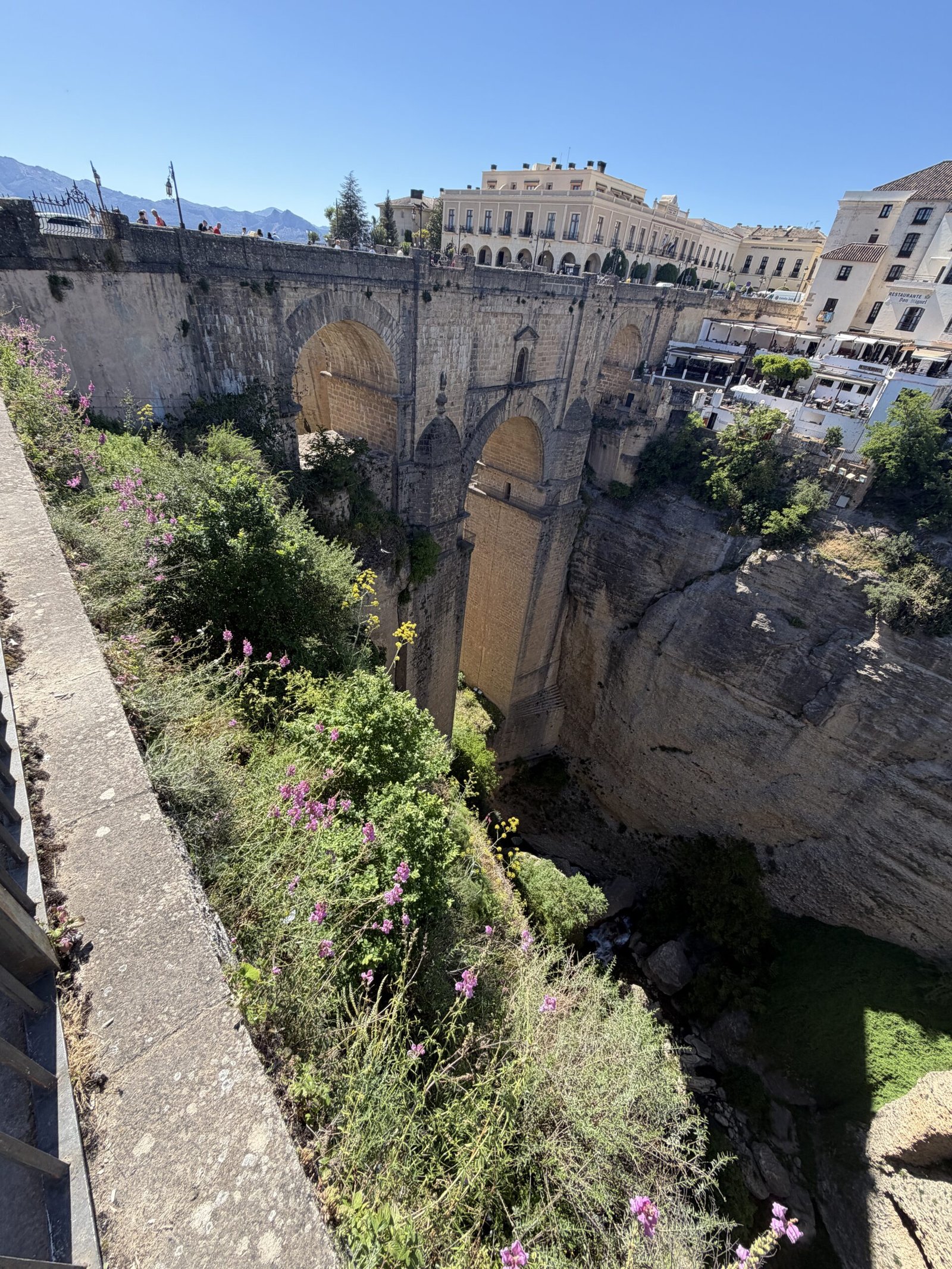 Le pont de ronda de coté