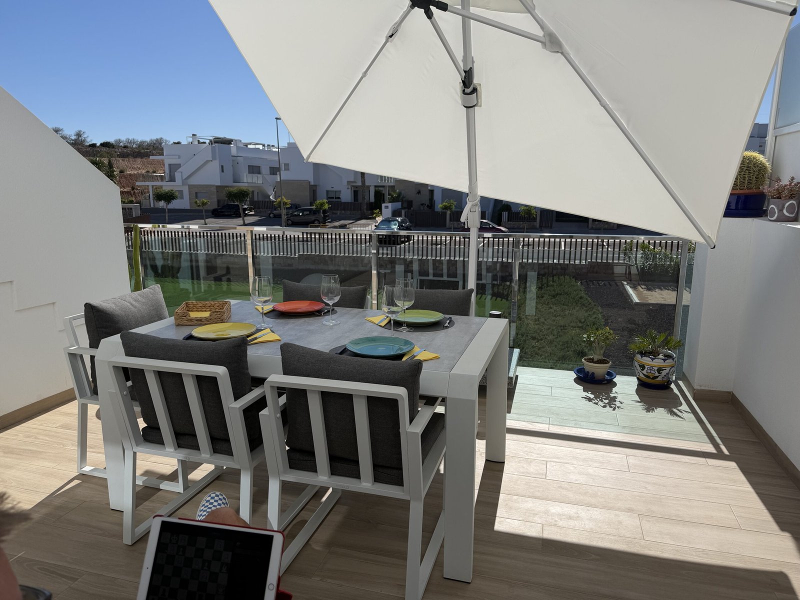 Terrasse dressée pour un repas entre amis à Orihuela Costa mai 2026 — vie d'expatrié Costa Blanca