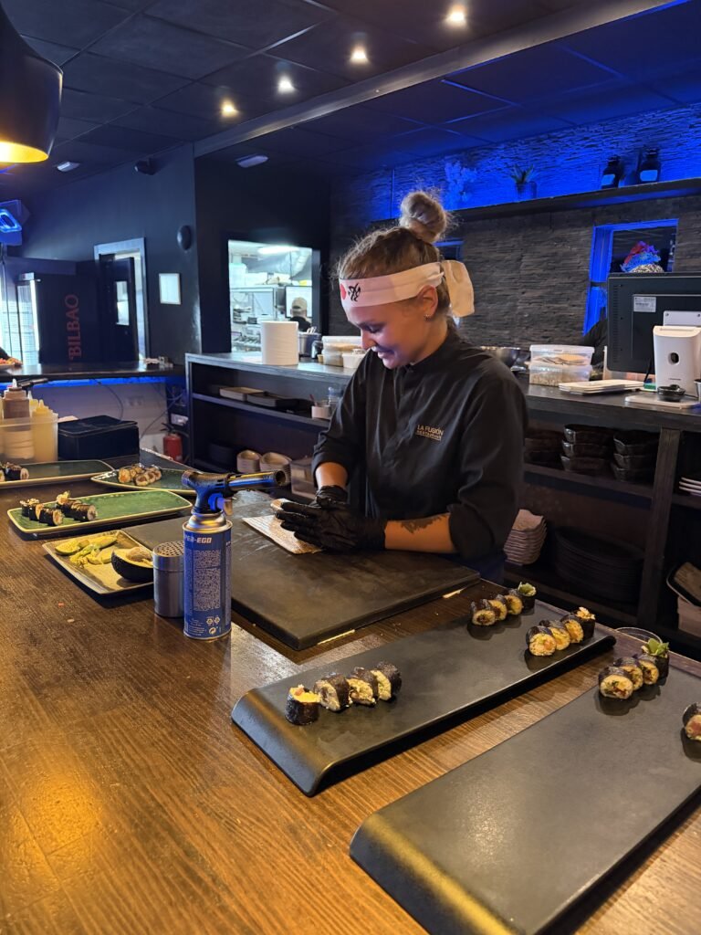 Le Sushiman du restaurant La Fusion à La Mata en pleine préparation