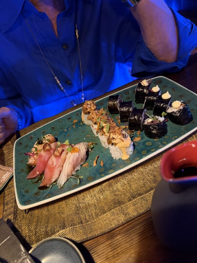 Sélection de sushi et sashimi frais au restaurant La Fusion à La Mata
