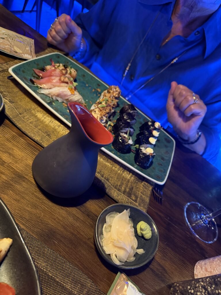 Plateau de sushi maki uramaki et nigiri au restaurant La Fusion La Mata
