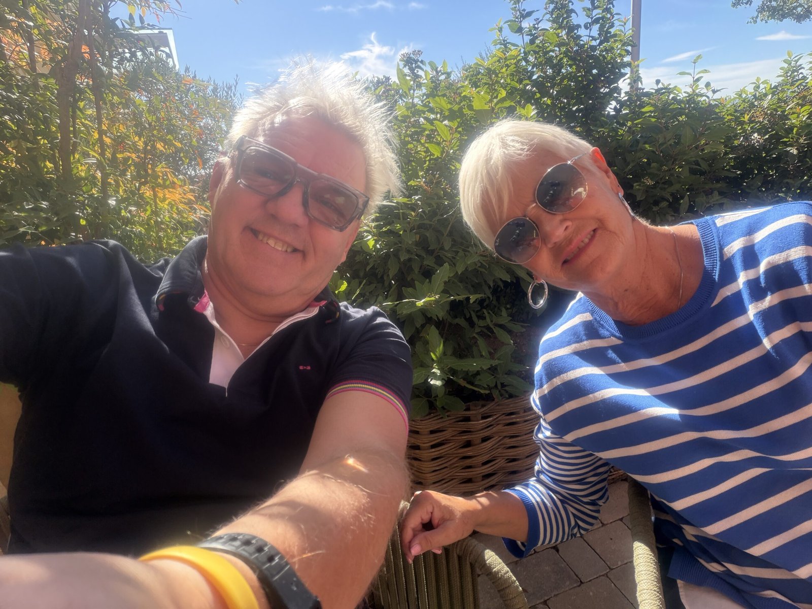 Selfie de nous deux en terrasse à Las Rozas Village, premier jour de nos 48 h à Madrid