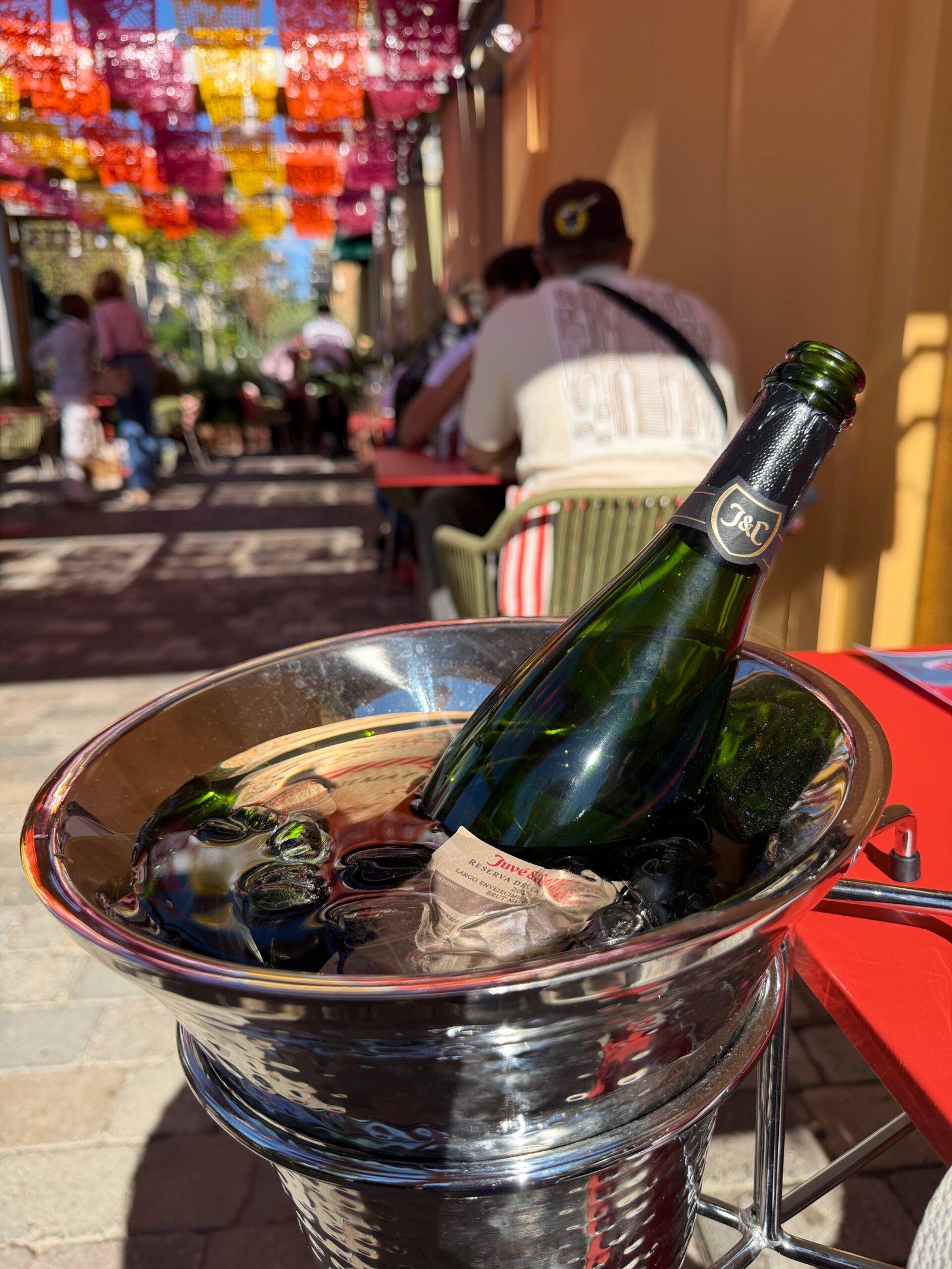 Deux verres de cava à la terrasse de Joselito à Las Rozas Village