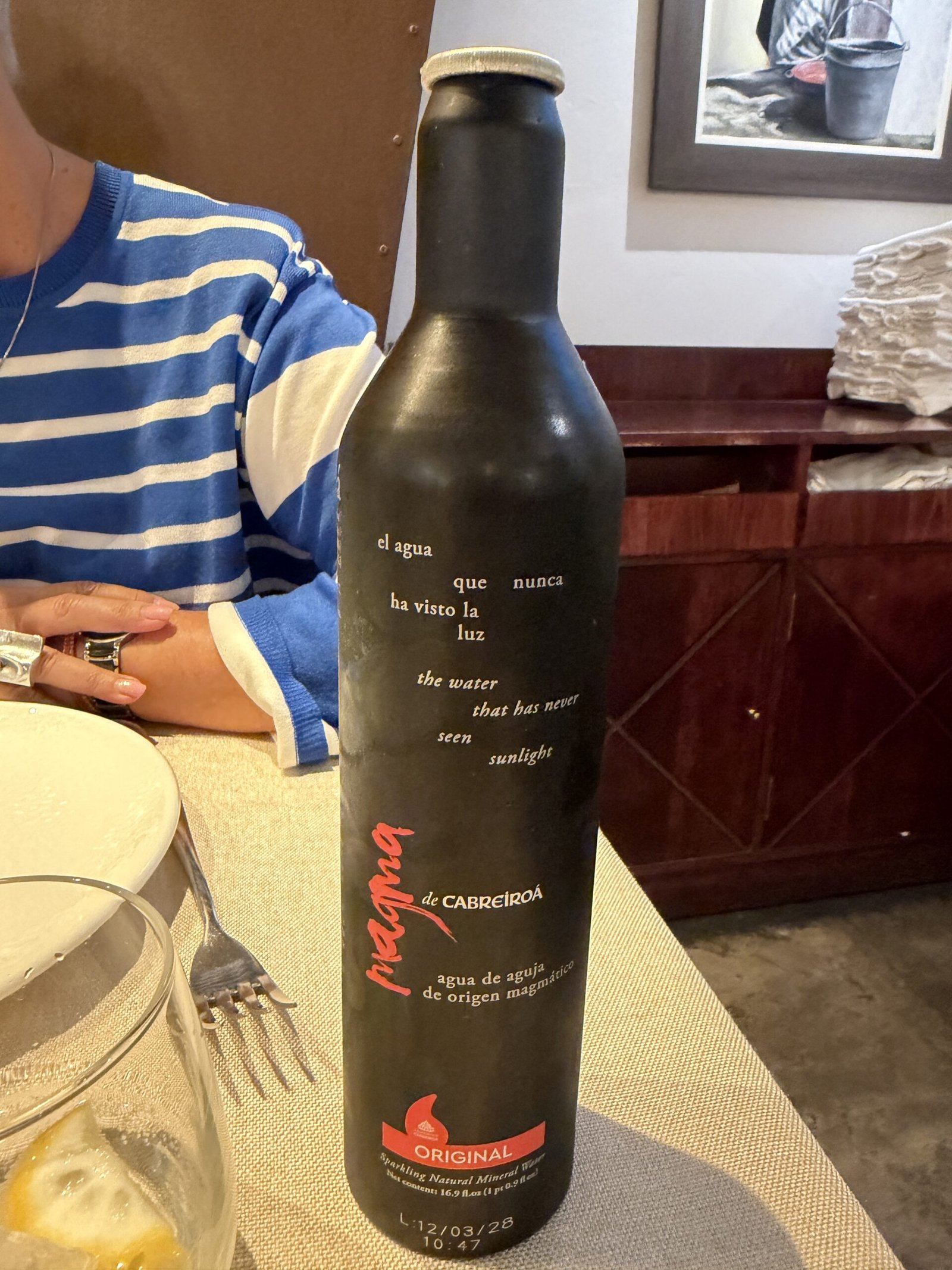 Bouteille d'eau pétillante Magma de Cabreiroá au restaurant Albor à Madrid