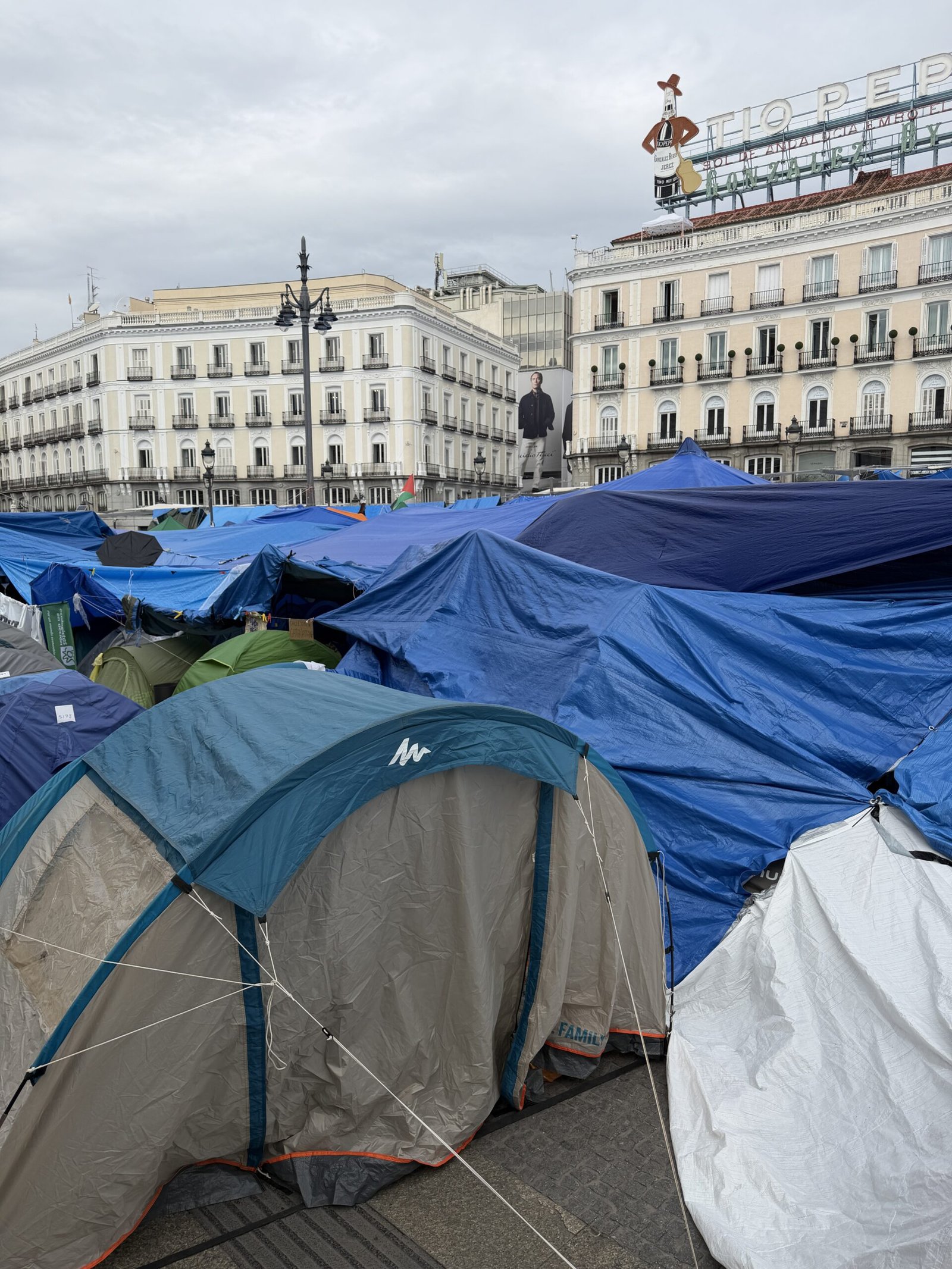 Tentes sur la Puerta del Sol à Madrid, symbole de la crise du logement en Espagne