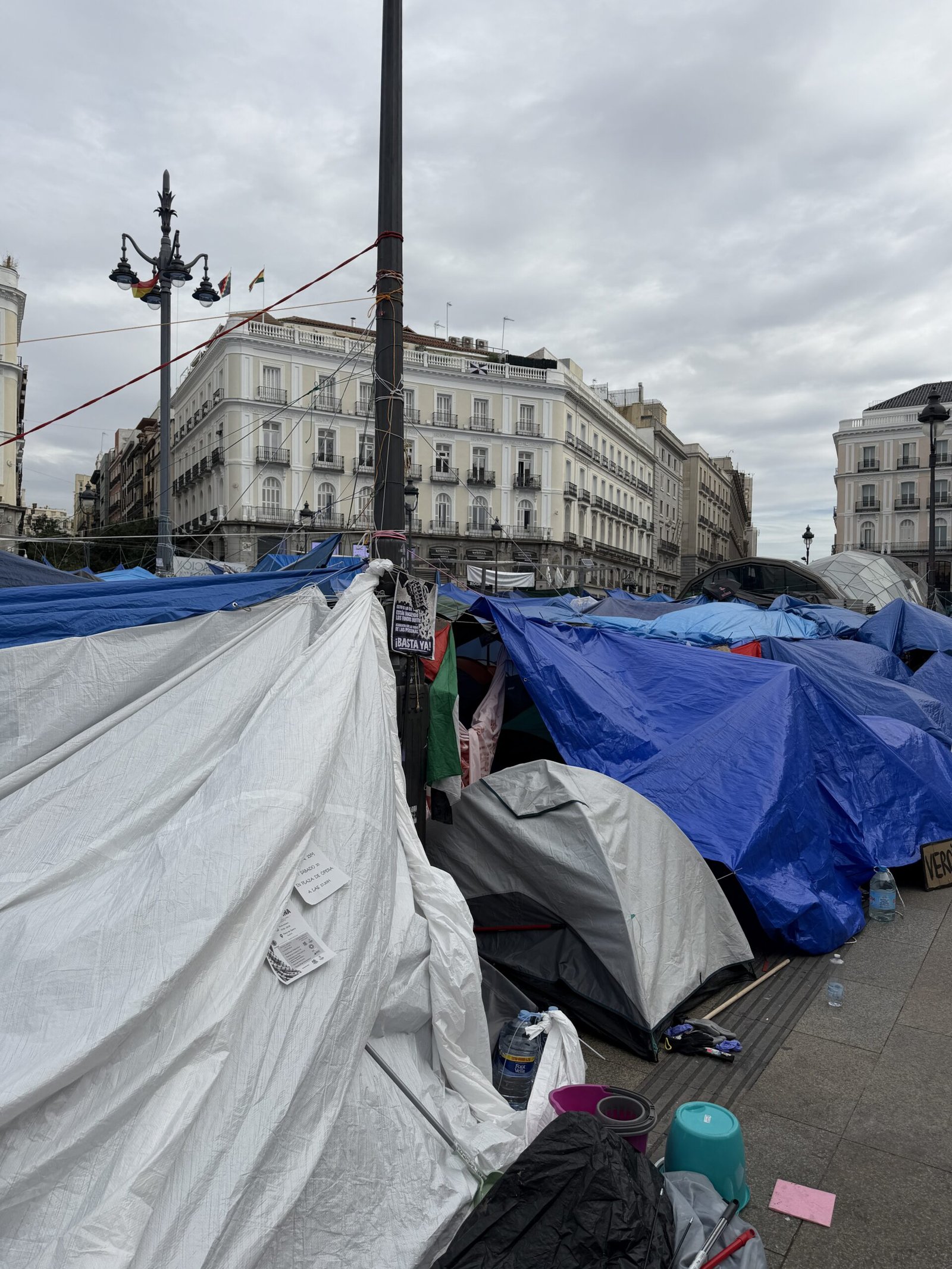 Campement de tentes contre la crise du logement à la Puerta del Sol à Madrid