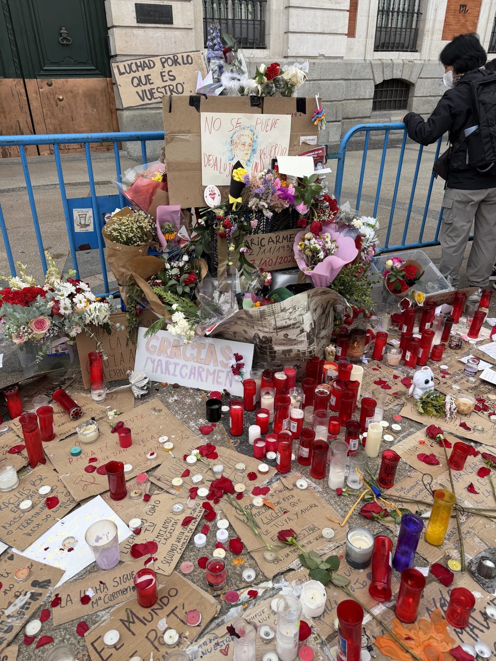 Mémorial couvert de bougies et de fleurs pour Maricarmen à la Puerta del Sol à Madrid