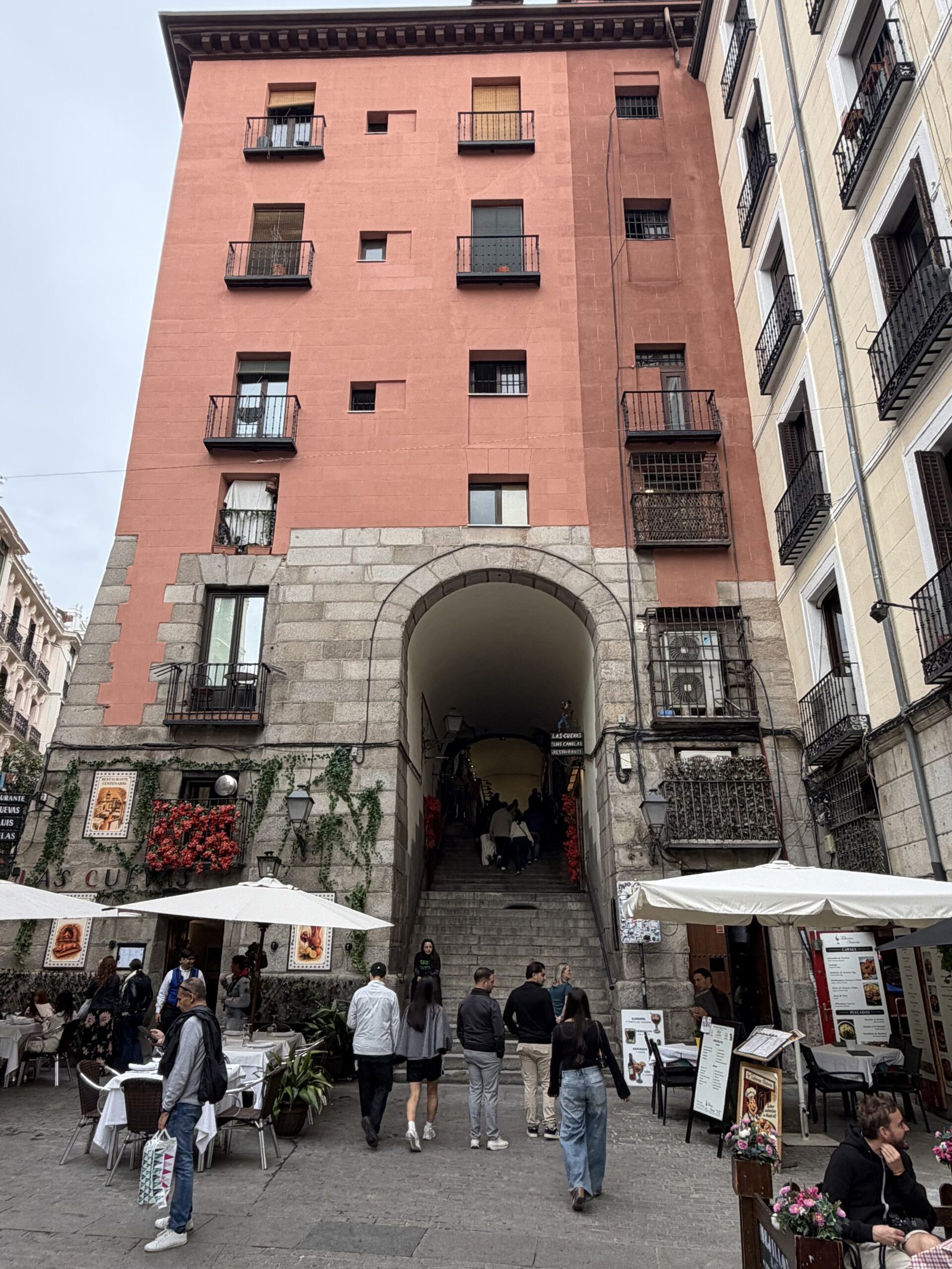 Arco de Cuchilleros et ses escaliers vers la Plaza Mayor à Madrid