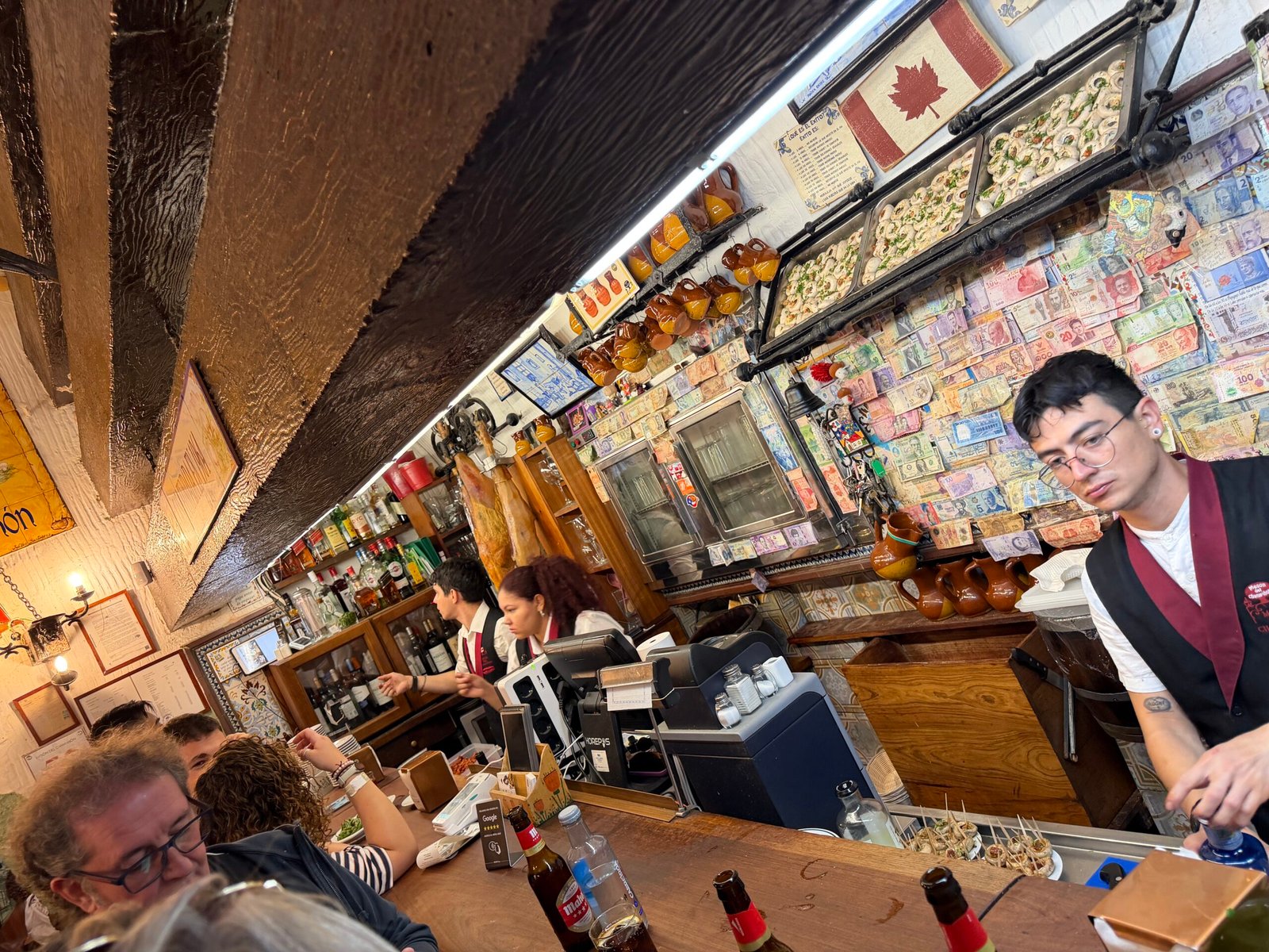 Comptoir du Mesón del Champiñón à Madrid avec ses billets du monde entier aux murs