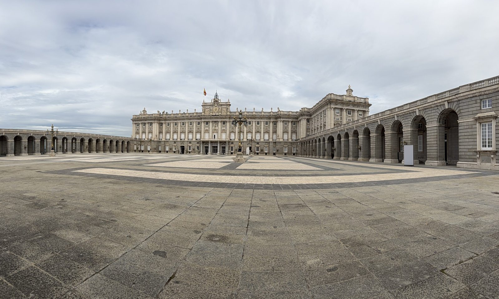 Panorama du Palais royal pendant notre week-end de 48 h à Madrid