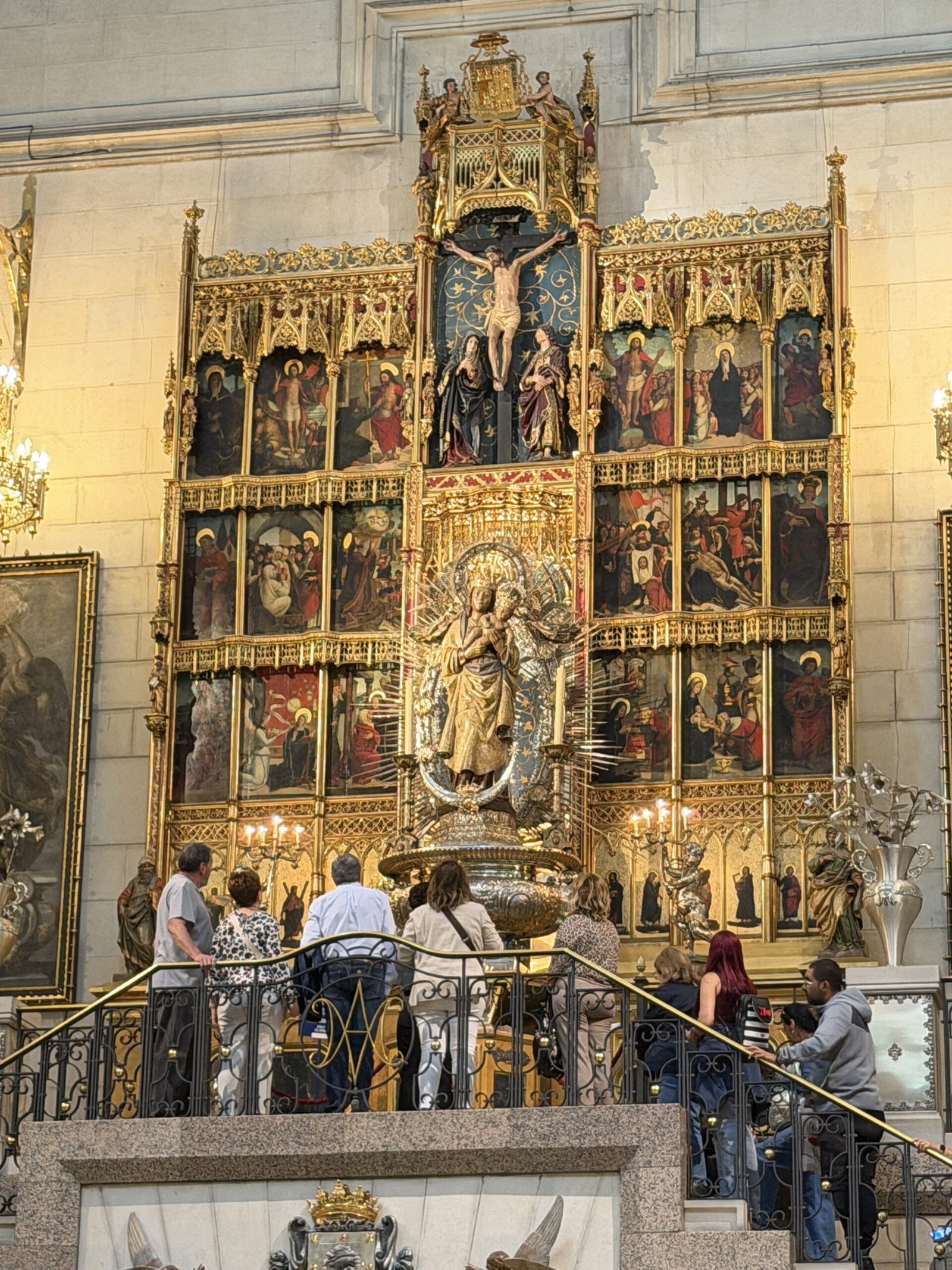 Retable doré de la cathédrale de l'Almudena