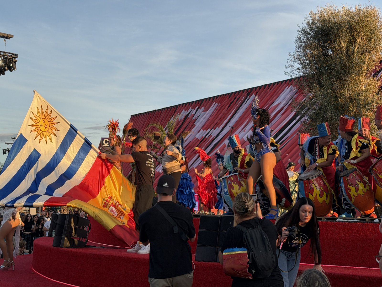 Troupe de candombe uruguayen devant l'Estadio Shakira à Madrid