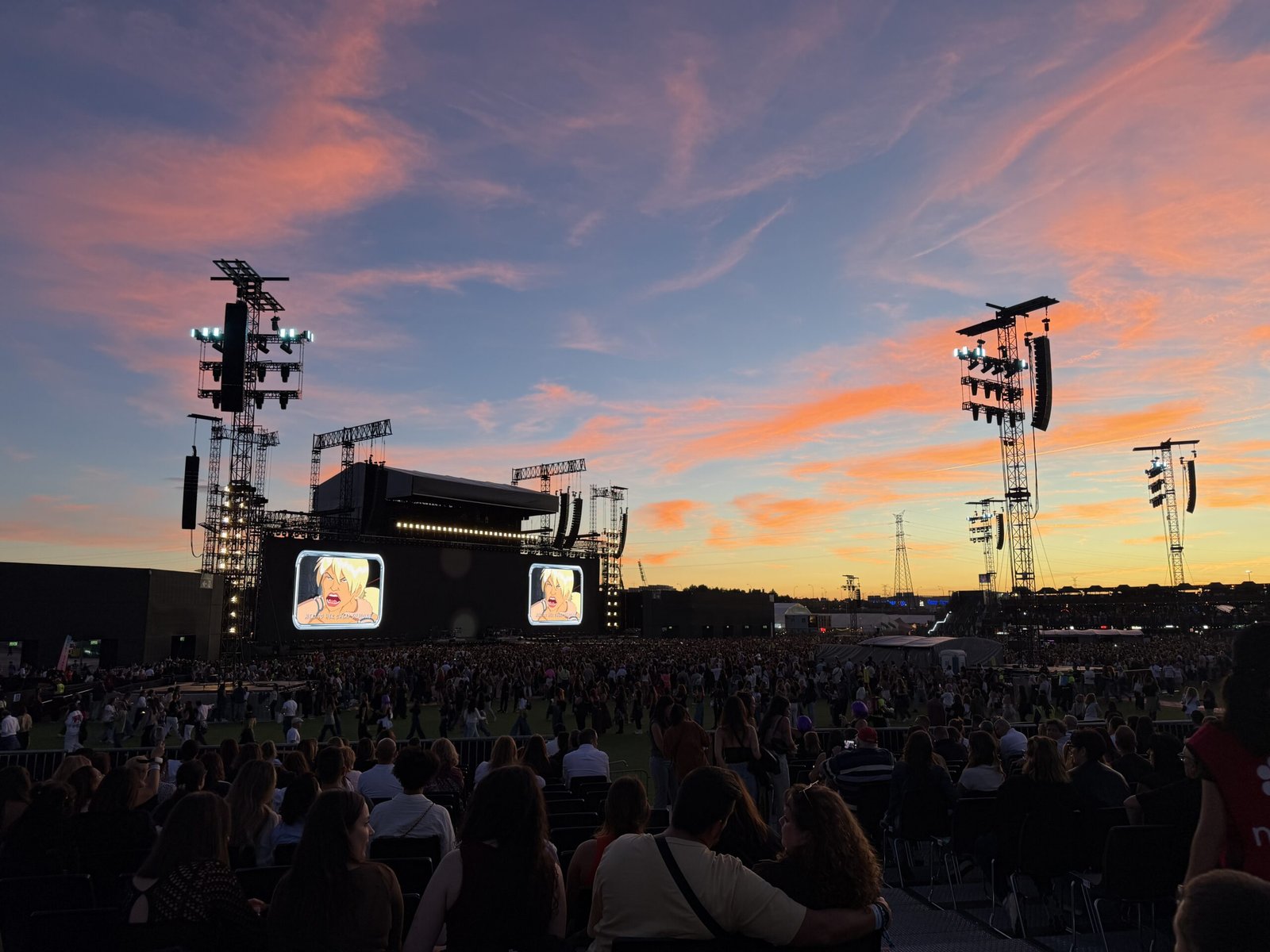 Coucher de soleil sur l'Estadio Shakira à Madrid avant le concert