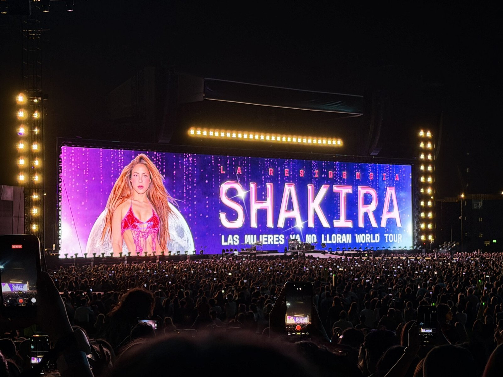 Écran géant La Residencia Shakira à l'Estadio Shakira de Madrid, juste avant le concert