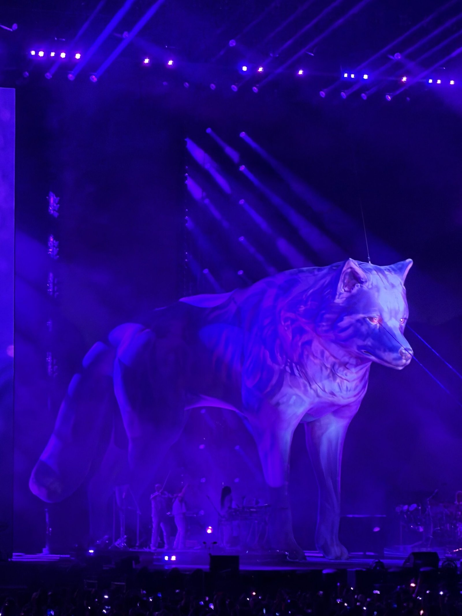 Loup géant sur scène pendant She Wolf au concert de Shakira