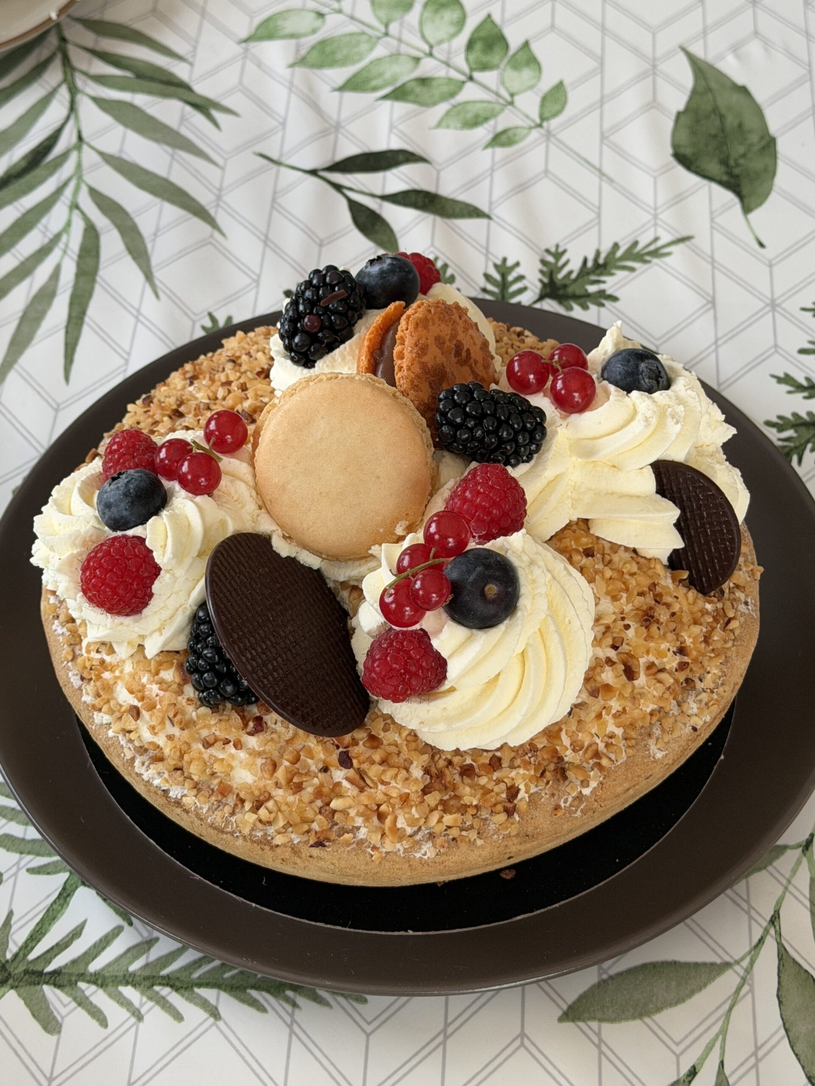 Retrouvailles en famille autour d'un gâteau lors de mon retour en Belgique