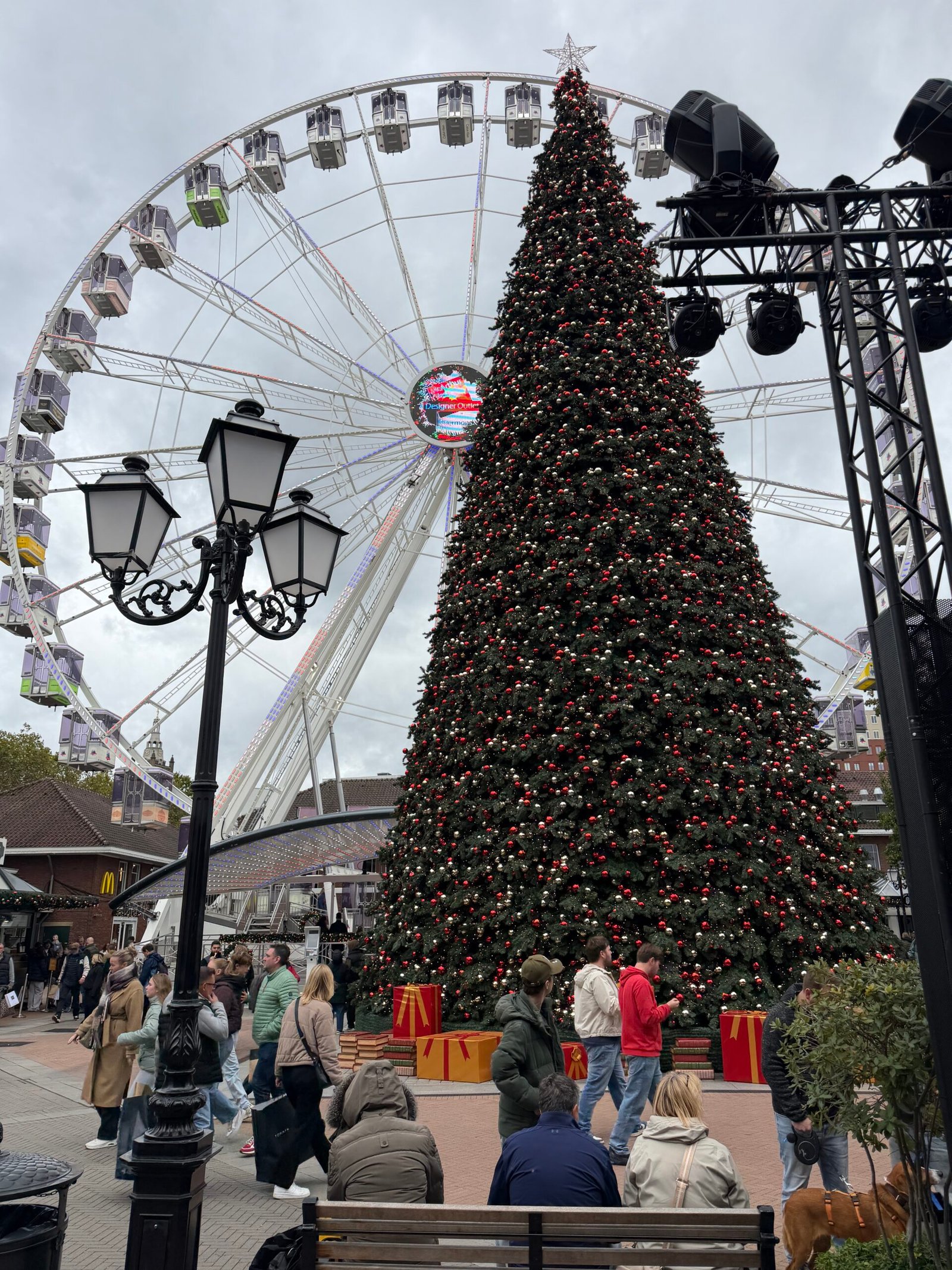Sapin de Noël en octobre à l'outlet de Roermond